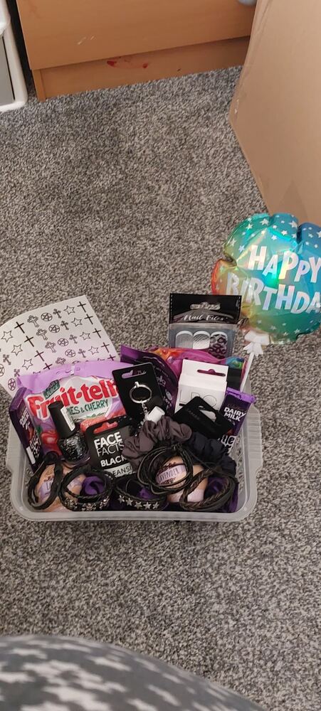 Hand-tied hamper 27
