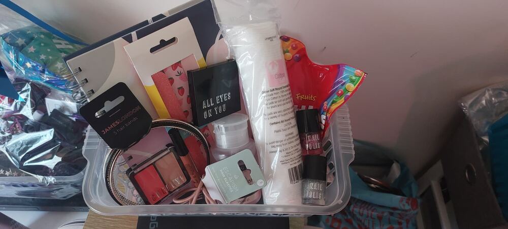 Hand-tied hamper 24