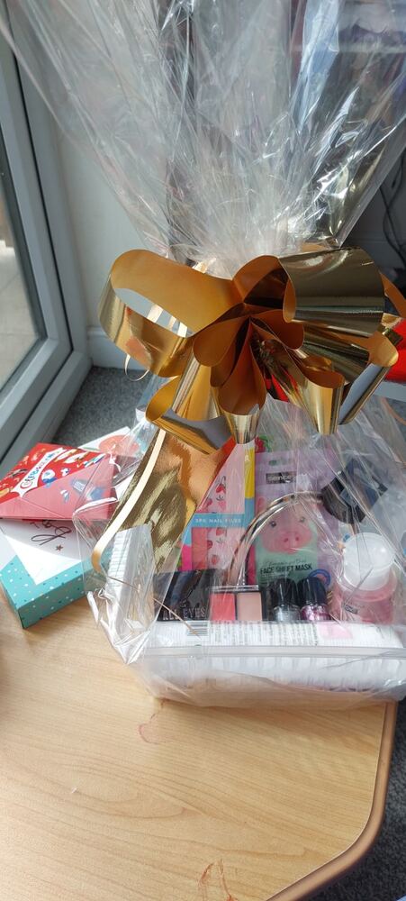 Hand-tied hamper 21