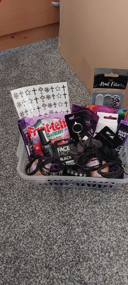 Hand-tied hamper 28