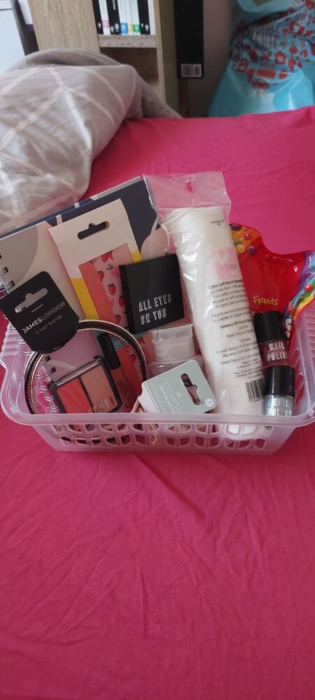 Hand-tied hamper 26