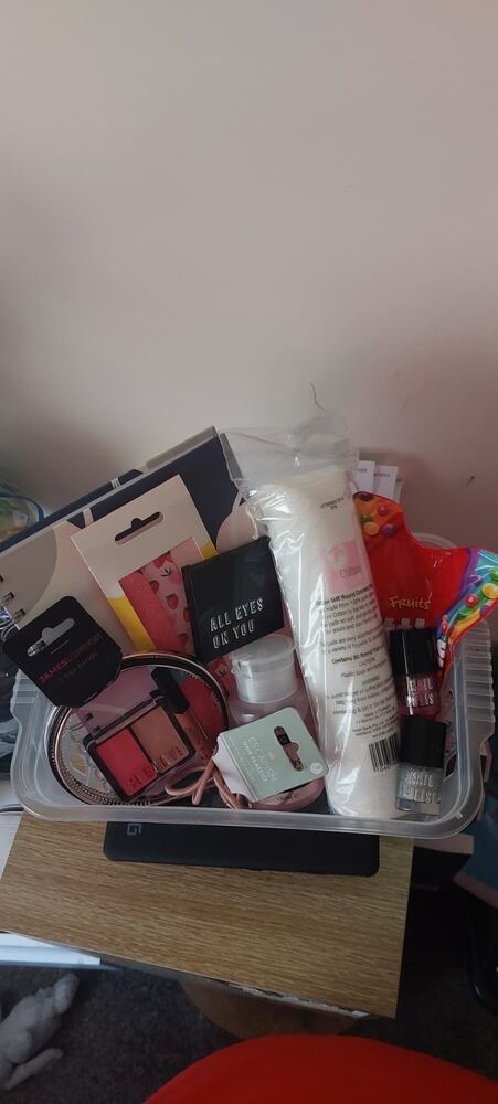 Hand-tied hamper 25